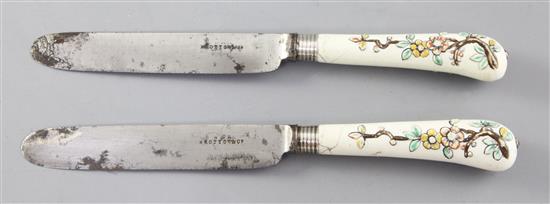 Two Chantilly porcelain pistol handled knives, c.1735-45, 21,7cm, cracked